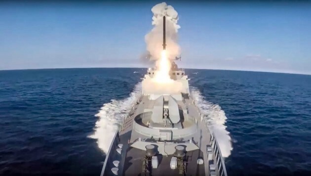 Die Kalibr-Raketen sollen von einer Fregatte im Schwarzen Meer abgefeuert worden sein. Das russische Verteidigungsministerium veröffentlichte entsprechende Bilder. (Bild: AP/Russian Defense Ministry Press Service)