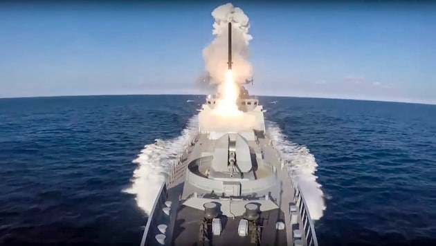 Die Kalibr-Raketen sollen von einer Fregatte im Schwarzen Meer abgefeuert worden sein. Das russische Verteidigungsministerium veröffentlichte entsprechende Bilder. (Bild: AP/Russian Defense Ministry Press Service)