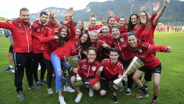 Liga Tirolesa Femenina - SV Innsbruck: Las damas del club deportivo celebran el doblete en 48 horas: Después de la victoria por 2-0 en la final de copa contra Wilten, celebraron una victoria por 8-0 en Vomp como una obra maestra.  Solo un título fue para los rivales de la ciudad, Wilten: Theresa-Michaela Falkner fue la máxima goleadora con 31 goles.  (Imagen: Christof Birbaumer / Kronenzeitung)
