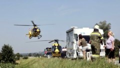 Rotes Kreuz, Feuerwehr und zwei Notarzthubschrauber waren auf der B 57 im Einsatz. (Bild: Christian Schulter)