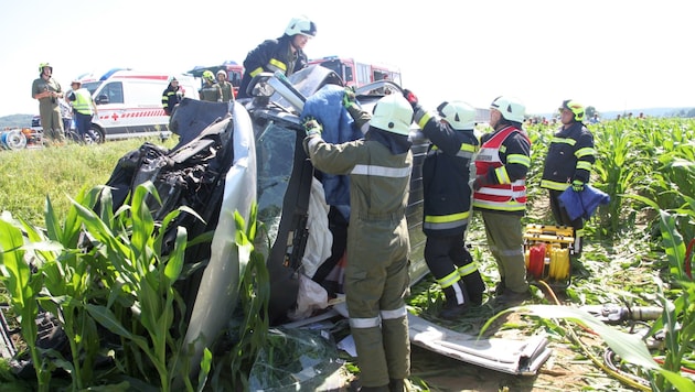 Die Fahrzeuge wurden durch den Aufprall völlig zertrümmert. (Bild: FF Jennersdorf)