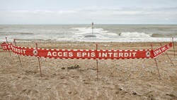 An diesem Strand in Villers-sur-Mer starb der Kitesurfer. (Bild: APA/AFP/Sameer Al-DOUMY)