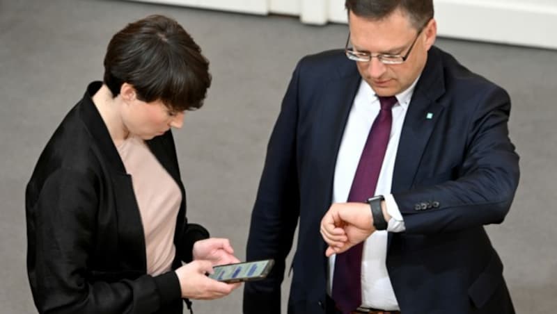 Grünen-Klubchefin Sigrid Maurer und ÖVP-Klubobmann August Wöginger (Bild: APA/Roland Schlager)