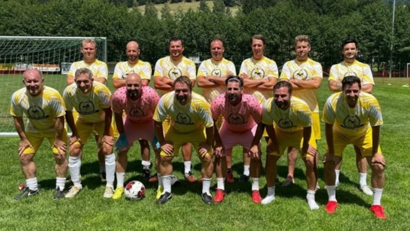 Die Siegertruppe „Tranklerpartie“ um Roman Stary (li., vorne), Christoph Rabitsch (li., hinten), Christian Sand (Mitte), Marc Sand (Zweiter von rechts, vorne), Roland Putsche (Erster von rechts, hinten) und Co. (Bild: ZVg)