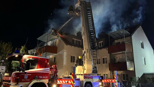 Ein Dachstuhlbrand in Krummnußbaum forderte die Einsatzkräfte mitten in der Nacht. (Bild: Freiwillige Feuerwehr Ybbs an der Donau)