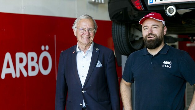 Vorarlberg ARBÖ-Präsident Peter Steurer mit Werkstattleiter Elvis Terzic. (Bild: Mathis Fotografie)