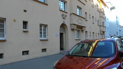 In diesem Haus in Wien-Floridsdorf entdeckten Polizeibeamte die tote Frau. (Bild: Gerhard Bartel)