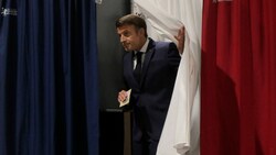 Emmanuel Macron bei der Stimmabgabe (Bild: AP)
