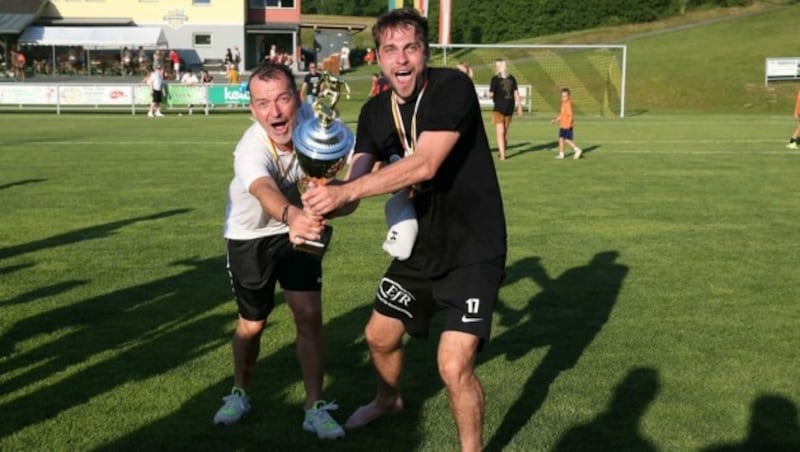 Köttmannsdorf-Trainer Rudi Perz und Kapitän Stephan Borovnik mit dem Pokal. (Bild: Kuess)