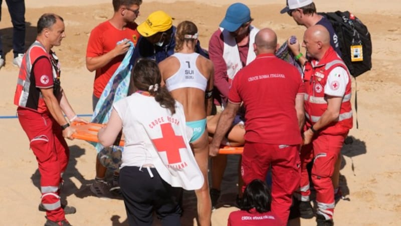 Joana Heidrich wird mit einer Trage vom Platz gebracht. (Bild: AP)