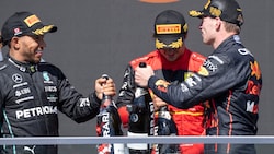 Max Verstappen (re.) zusammen mit Carlos Sainz und Lewis Hamilton (li.) (Bild: AP)