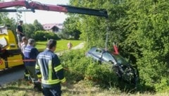 Der Wagen des Innviertlers war beim Zusammenstoß mit dem Zug in Atzing in der Gemeinde Mehrnbach (Bild: Pressefoto Scharinger)