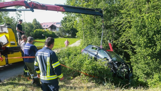 Der Wagen des Innviertlers war beim Zusammenstoß mit dem Zug in Atzing in der Gemeinde Mehrnbach (Bild: Pressefoto Scharinger)