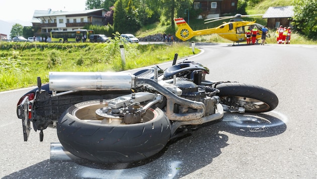 Durch die heftige Aufprall des Motorrads wurde der Fußgänger mehrere Meter durch die Luft geschleudert. (Bild: Bernd Hofmeister)