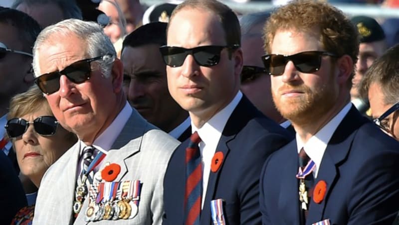 Prinz Charles mit seinen Söhnen Prinz William und Prinz Harry (Bild: AP)