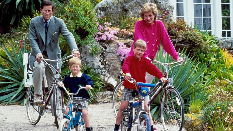 Prinz William mit seinen Eltern Prinz Charles und Prinzessin Diana sowie seinem Bruder Prinz Harry (Bild: 1989 AP)