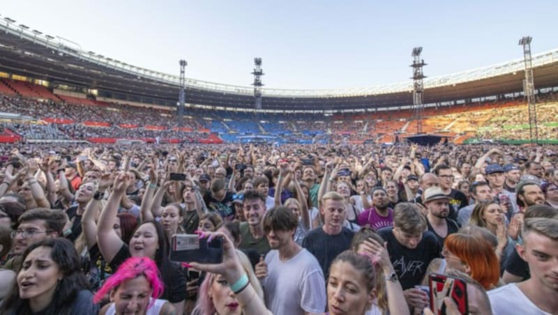 45.000 Fans strömten ins Happel Stadion, um wieder Konzertfeeling zu erleben. (Bild: APA/TOBIAS STEINMAURER)