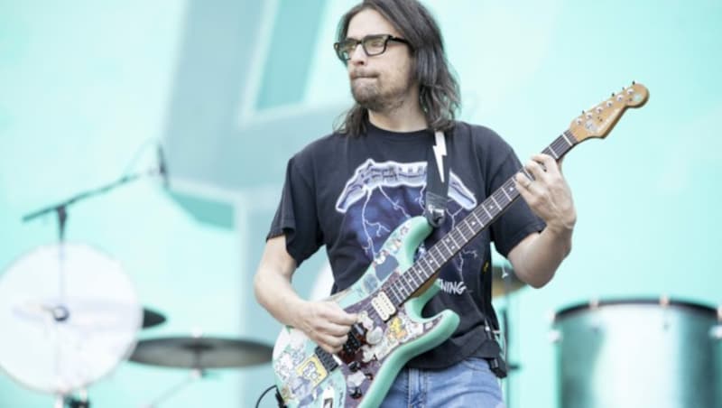 Sänger Rivers Cuomo von der Band Weezer (Bild: APA/TOBIAS STEINMAURER)