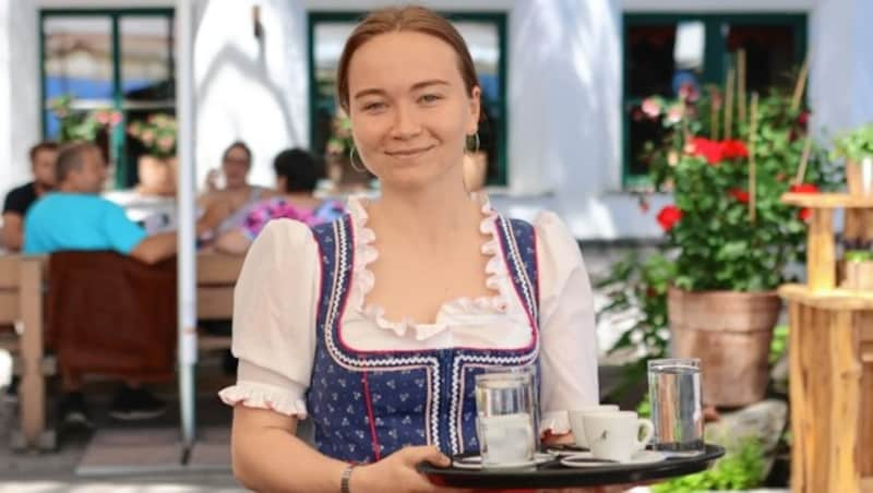 Svitlana bedient im Dirndl die Gäste im Berggasthof Huggenberg (Bild: Roland Hoelzl)