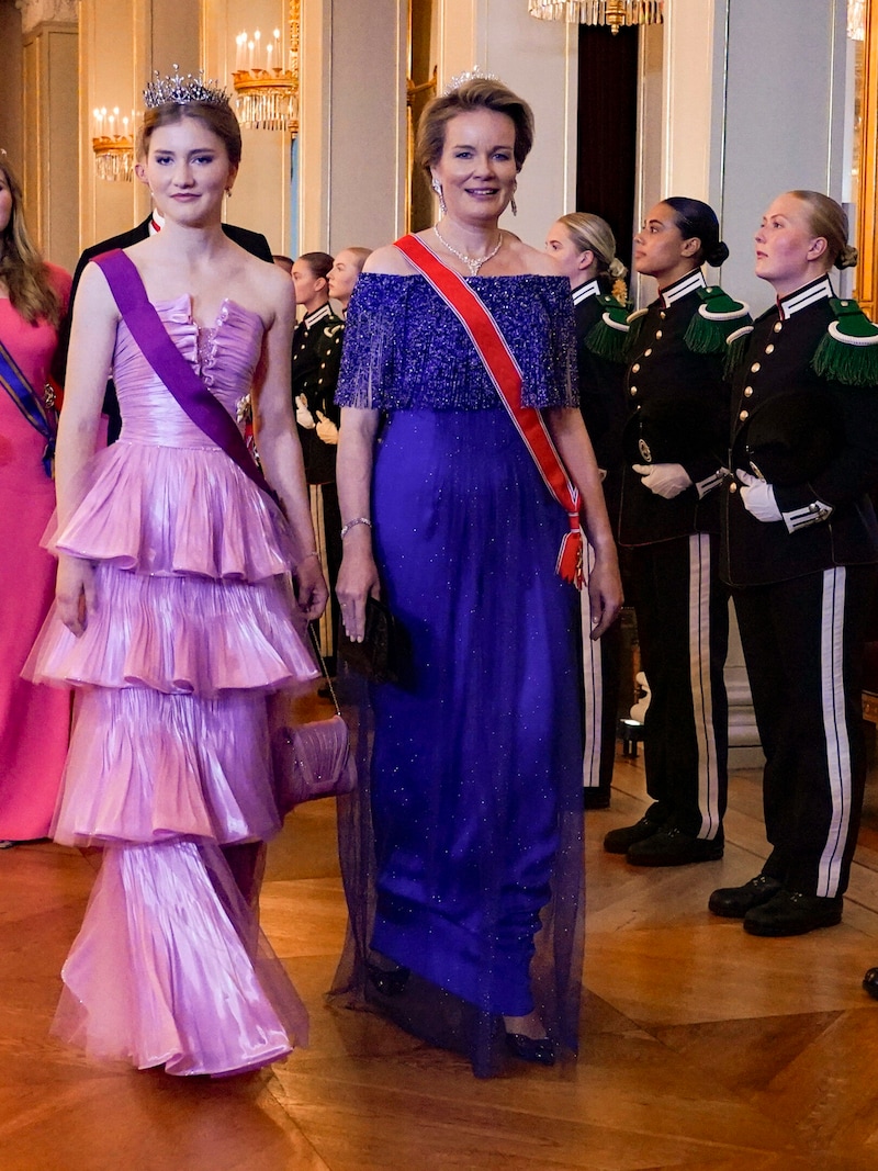 Prinzessin Elisabeth und Königin Mathilde von Belgien schreiten durch den Großen Saal vor dem Galadinner für Norwegens Prinzessin Ingrid Alexandra im Palast in Oslo (Bild: APA/Lise Aserud/NTB via AP)