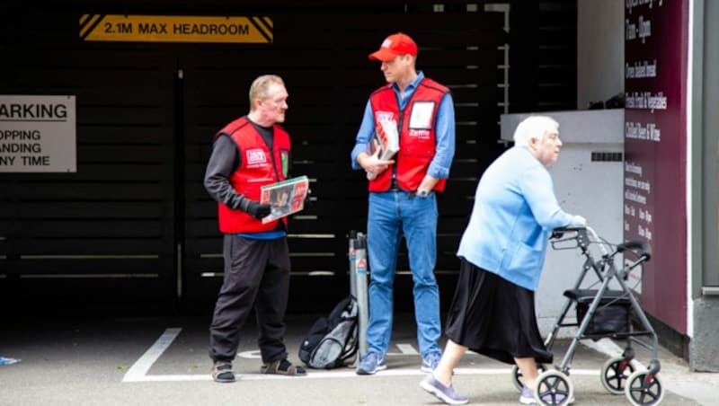 Prinz William unterstützte den Obdachlosen Dave Martin, der als Verkäufer des Magazins „Big Issue“ ein Zubrot verdient, beim Verkauf des 3 Pfund teuren Heftes. (Bild: ROTA / Camera Press / picturedesk.com)