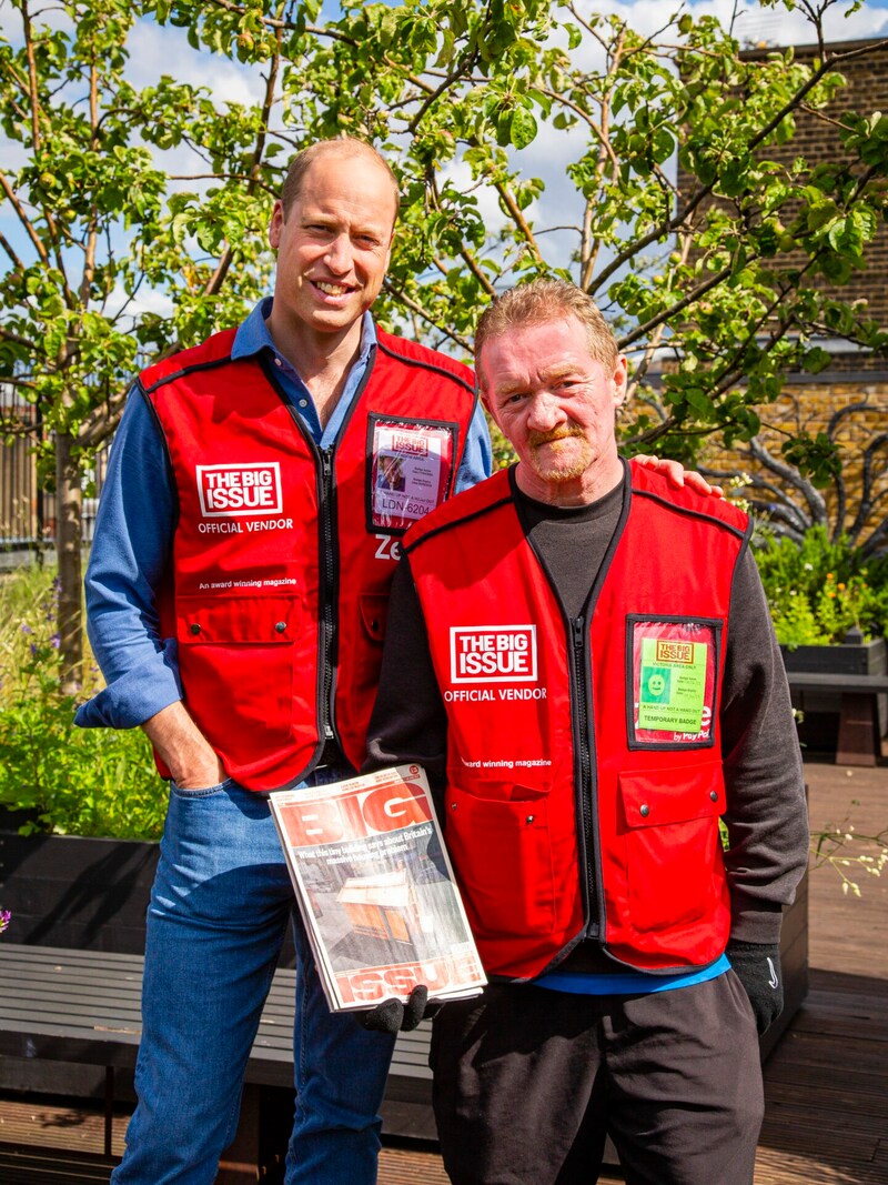 Prinz William schrieb für das britische Obdachlosen-Magazin „The Big Issue“ einen Beitrag und half beim Straßenverkauf. Das Foto zeigt ihm mit „The Big Issue“-Verkäufer Dave Martin. (Bild: ROTA / Camera Press / picturedesk.com)