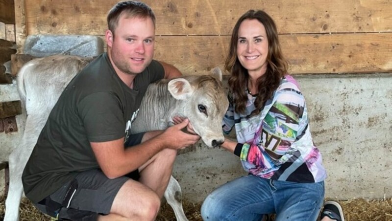 Bio-Landwirt Sebastian Herzog ist das Wohl seiner Kälbchen und all der anderen ihm anvertrauten Geschöpfe ein Herzensanliegen. Gegenüber der unserer „Krone“-Tierschutzchefin Maggie Entenfellner kritisiert er die Politik hart. (Bild: zVg)