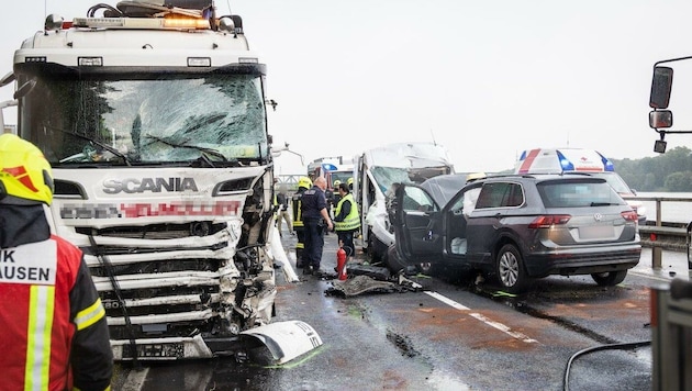 Alle drei Fahrzeuge wurden bei dem Crash schwer beschädigt. (Bild: TEAM FOTOKERSCHI.AT / BAYER, Krone KREATIV)