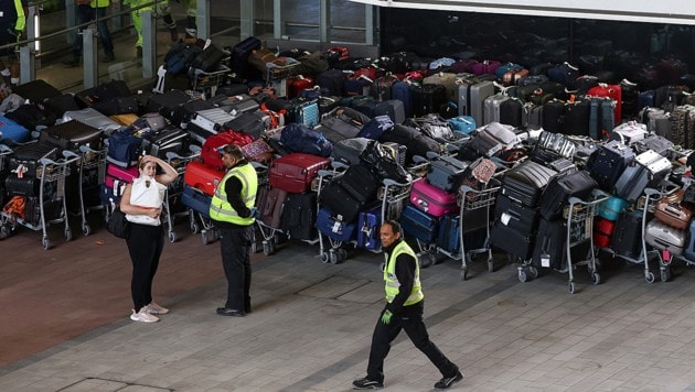 Am Londoner Großflughafen Heathrow stapelten sich zuletzt auch Hunderte von Gepäckstücken - schuld war offenbar eine technische Störung am Gepäckband. (Bild: Reuters)