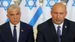 Die Koalition von Außenminister Lapid (l.) und Premier Bennett steht vor dem Aus. (Bild: APA/AFP/POOL/GIL COHEN-MAGEN)