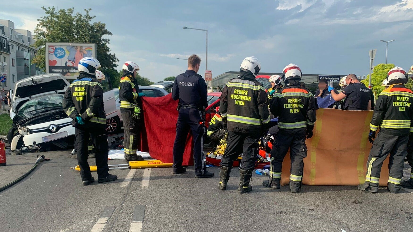 Mehrere Verletzte - Schwerer Unfall In Wien: Autos Ineinander Verkeilt ...