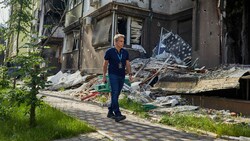 Nein, hierbei handelt es sich um keine dramatische Filmkulisse, sondern um den zerstörten Kiewer Vorort Irpin. (Bild: AP/UNHCR/Andrew McConnell)