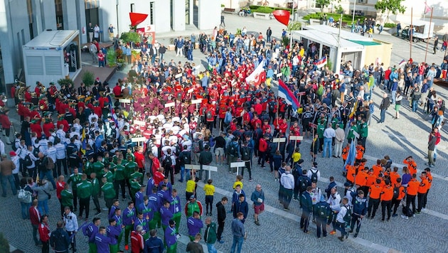 Volksgruppen feiern bei der EM gemeinsam. (Bild: Jörg Stephan)
