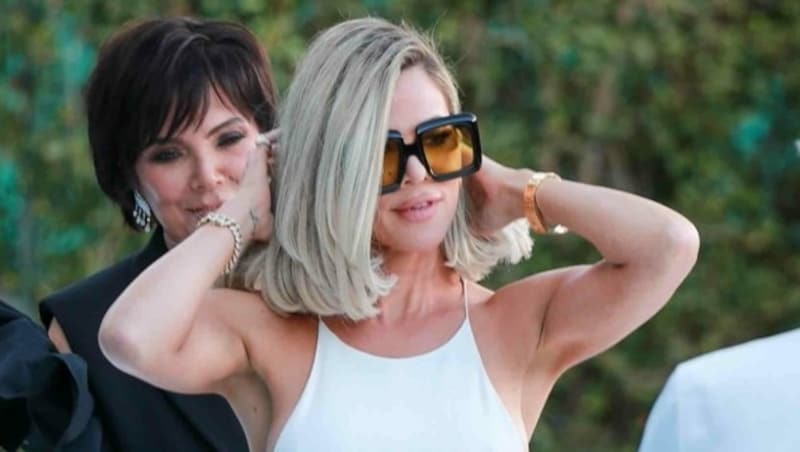 Khloe Kardashian mit ihrer Mutter Kris Jenner bei einem Screening ihrer Show „The Kardashians“ im El Capitan Theater (Bild: www.PPS.at)