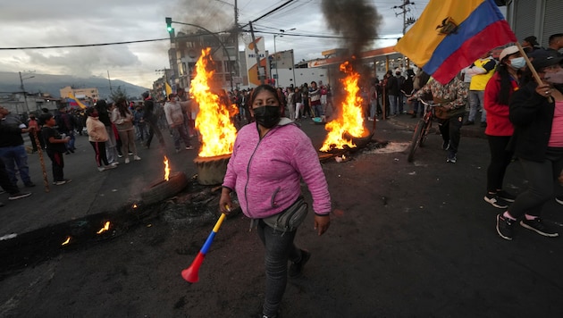 In Ecuador wird gewaltsam gegen hohe Spritpreise demonstriert. (Bild: AP)