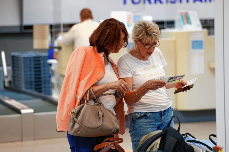 Eurowings strich kurzfristig Flüge: Marion Balas und ihre Cousine buchten auf eigene Faust um. (Bild: Markus Tschepp)