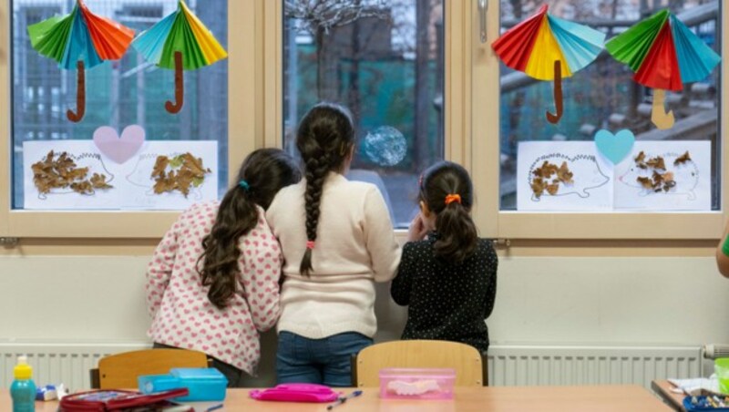 Als weitere Maßnahme werden seit Ende Mai für ukrainische Schüler, die nicht mehr schulpflichtig sind, Übergangslehrgänge“ angeboten. (Bild: JOE KLAMAR / AFP)