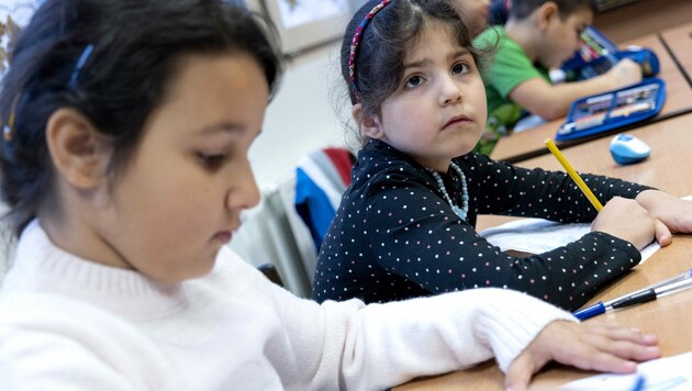 Aktuell gibt es rund 32.000 Kinder und Jugendliche, die wegen mangelnder Deutschkenntnisse dem Unterricht nicht folgen können und deshalb als außerordentliche Schüler geführt werden. (Bild: JOE KLAMAR / AFP)