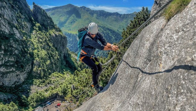 Über besten Fels und vom Wasser geformte Platten führt der Oberst Gressel- Klettersteig hinauf auf die 1735 Meter hohe Cellonschulter. (Bild: Wallner Hannes)