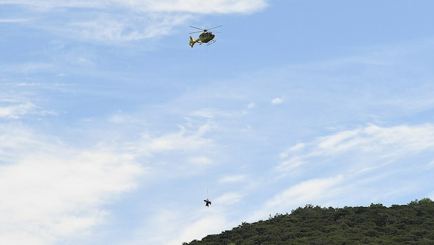 Notärztin und Flugretter versorgten das Unfallopfer, ehe es am Bergetau aus der Wand geflogen wurde. (Bild: P. Huber)