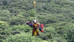 Ein Wanderer (50) stürzte Samstag in Außervillgraten in Osttirol bei einer Bergtour vor den Augen seiner Begleiterinnen ab. Ein Notarzthubschrauber brachte ihn in ein Krankenhaus (Symbolbild). (Bild: P. Huber)