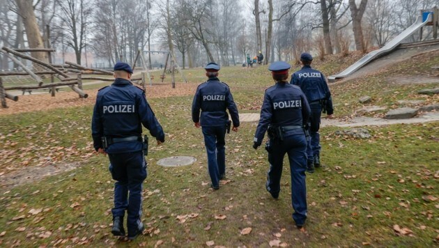 Nach der Bluttat verstärkte die Polizei die Präsenz im Lehener Park (Bild: Tschepp Markus)