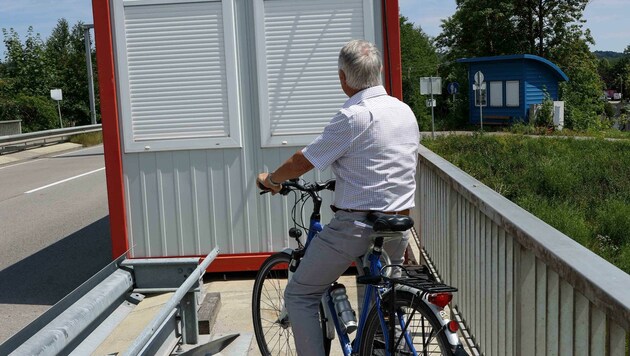Ein Container blockiert den Radweg. Pedalritter müssen die Hauptfahrbahn benutzen. (Bild: Scharinger Daniel)