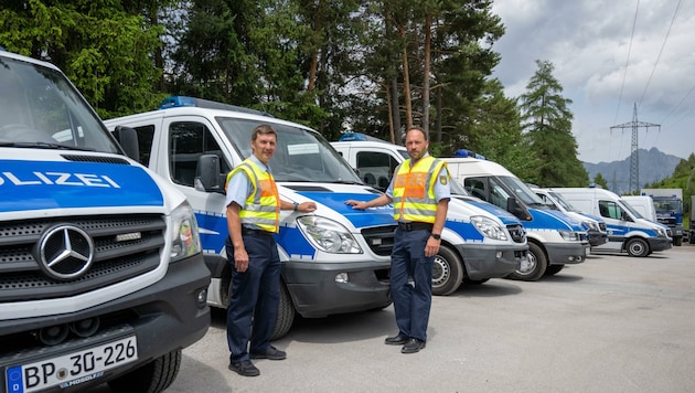 Thomas Gigl (li.) und Jano Siepel vor der Fahrzeugflotte in Seefeld. (Bild: Liebl Daniel)