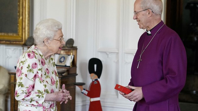 Queen Elizabeth empfing den Erzbischof von Canterbury zur Audienz. Die Monarchin zeigte sich gut gelaunt und ohne Gehstock. (Bild: AFP)