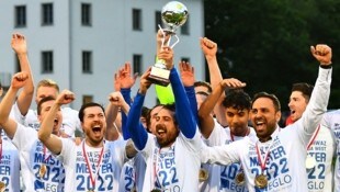 Diese Burschen können stolz auf sich sein: Erstmals seit 2016 gewann mit Schwaz ein Tiroler Team die Regionalliga West! (Bild: Amir Beganovic)