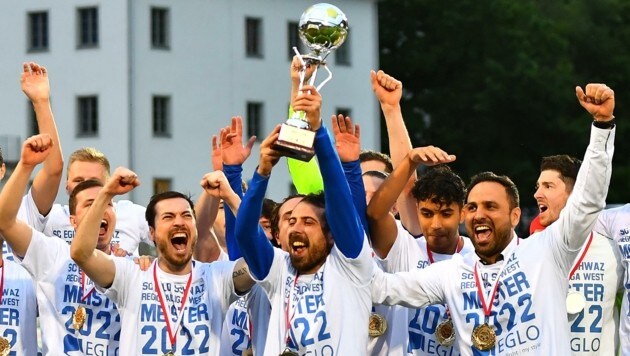 Diese Burschen können stolz auf sich sein: Erstmals seit 2016 gewann mit Schwaz ein Tiroler Team die Regionalliga West! (Bild: Amir Beganovic)