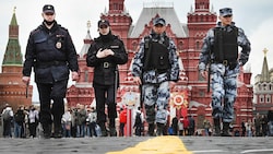 Polizei am Roten Platz in Moskau (Bild: APA/AFP/Alexander NEMENOV)