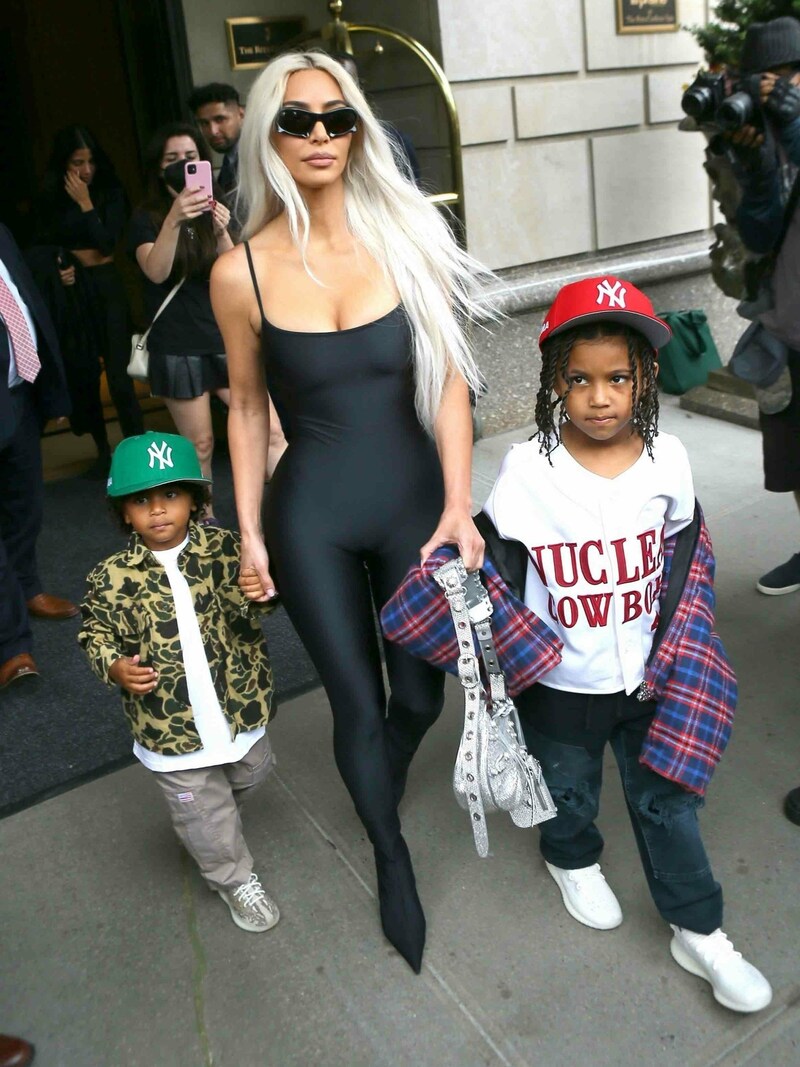 Kim Kardashian verlässt mit zwei ihrer Kinder ein Hotel in New York, um zur „Tonight Show“ mit Jimmy Fallon zu gehen. (Bild: www.PPS.at)