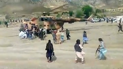 Verletzte in der Provinz Paktika werden per Helikopter ausgeflogen. (Bild: AP)